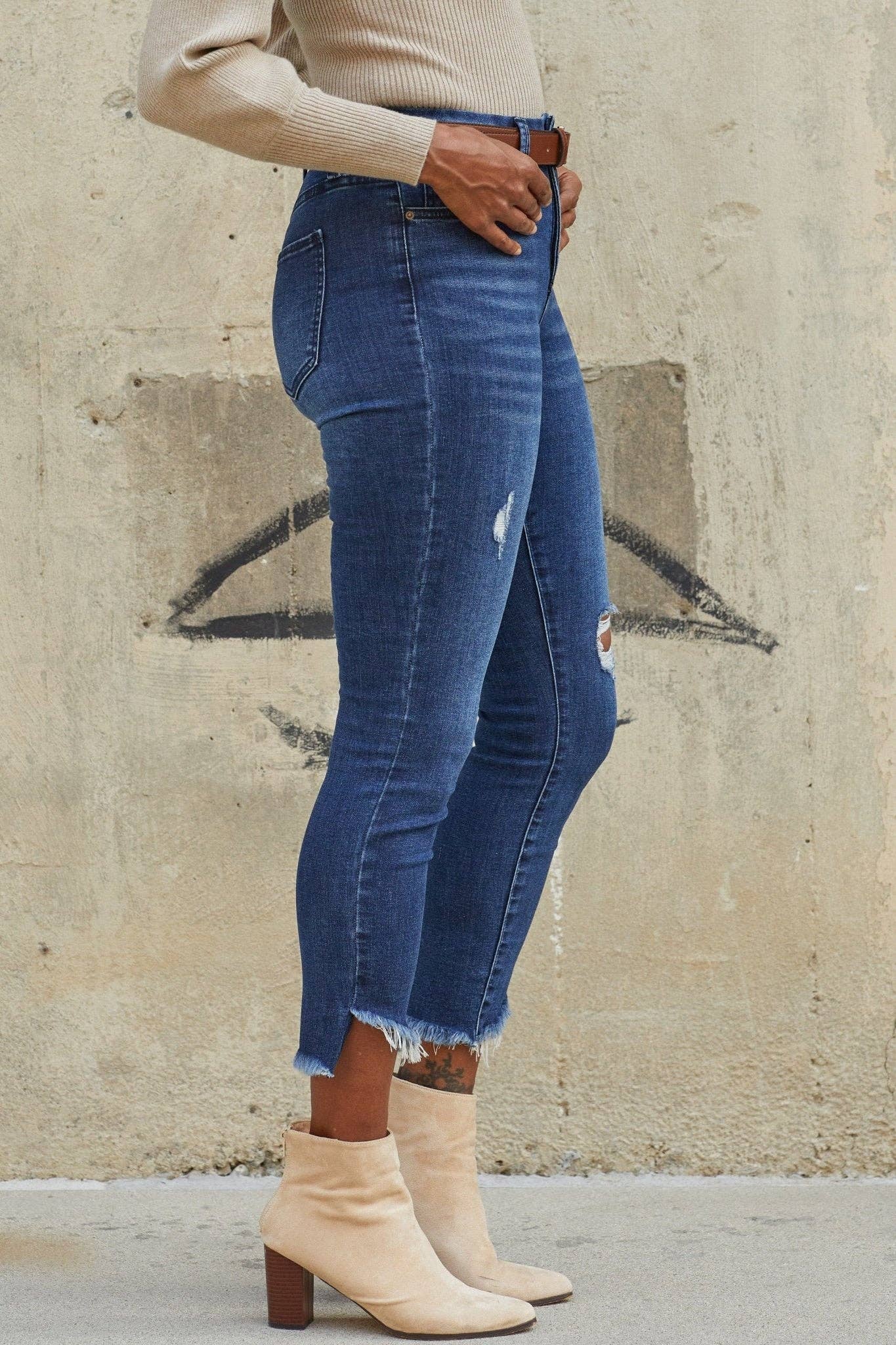 Women Curvy Fit High-Rise Frayed Slanted Ankle Jean